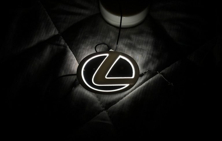 ステアリングエンブレムイルミ