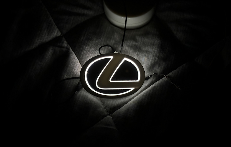 ステアリングエンブレムイルミ