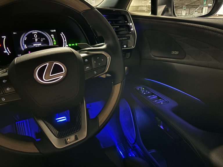 レクサス　ステアリングエンブレムイルミ