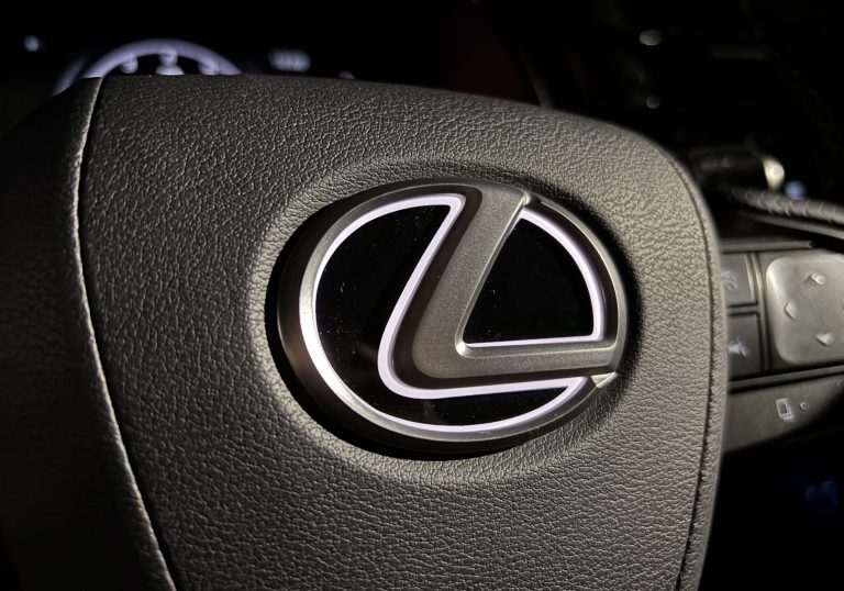 ステアリングエンブレムイルミ