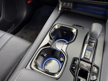 6/13　年次改良RXカップホルダーイルミ施工