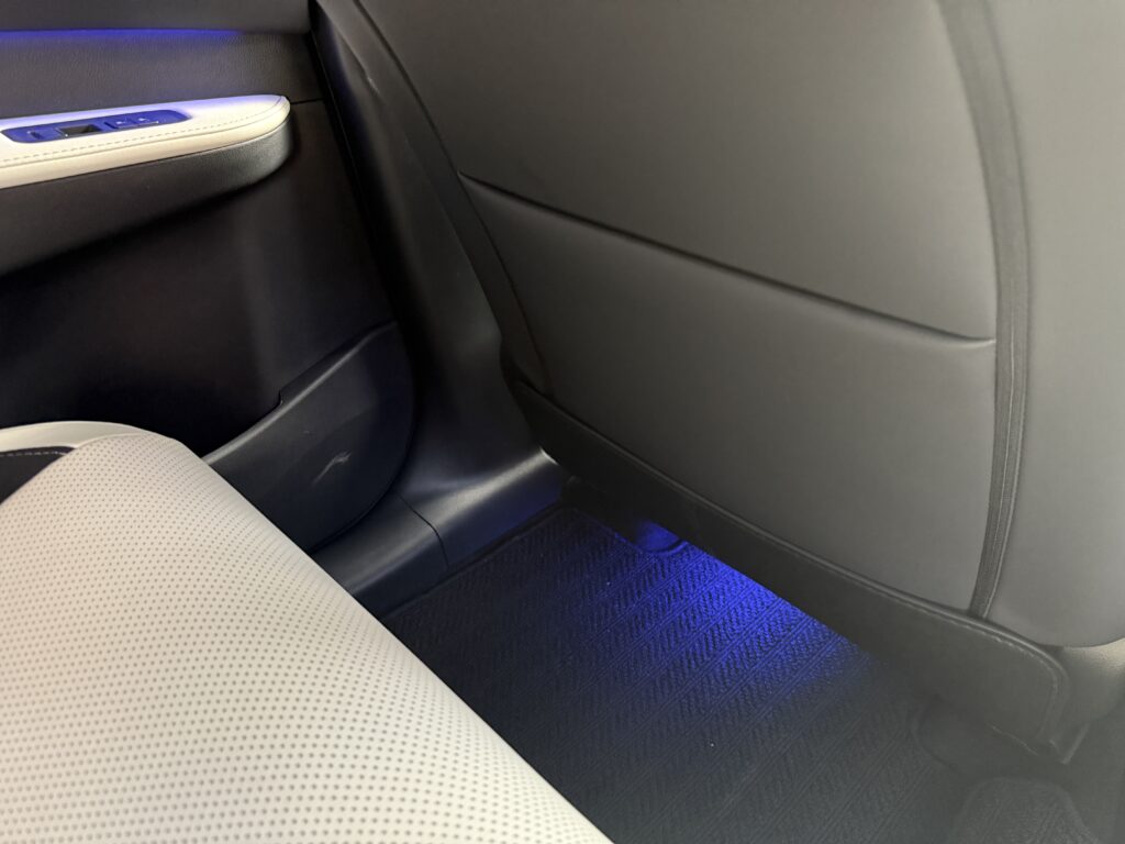 後席フットイルミ　Rayace