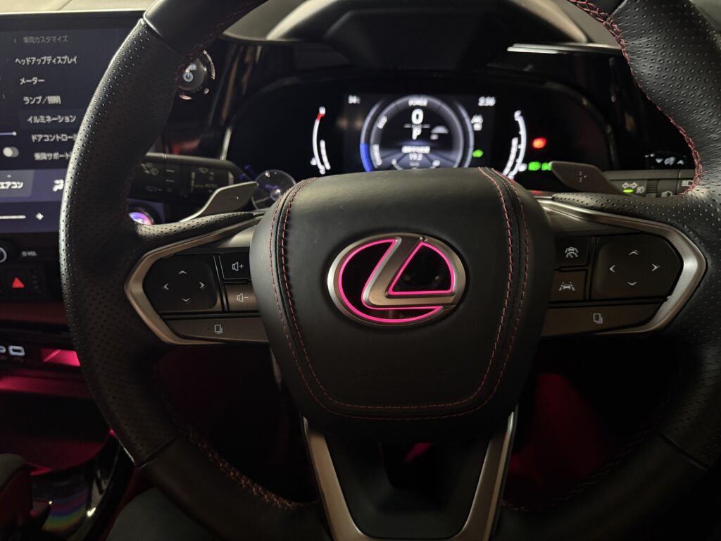 レクサスNX　ステアリングイルミエンブレム