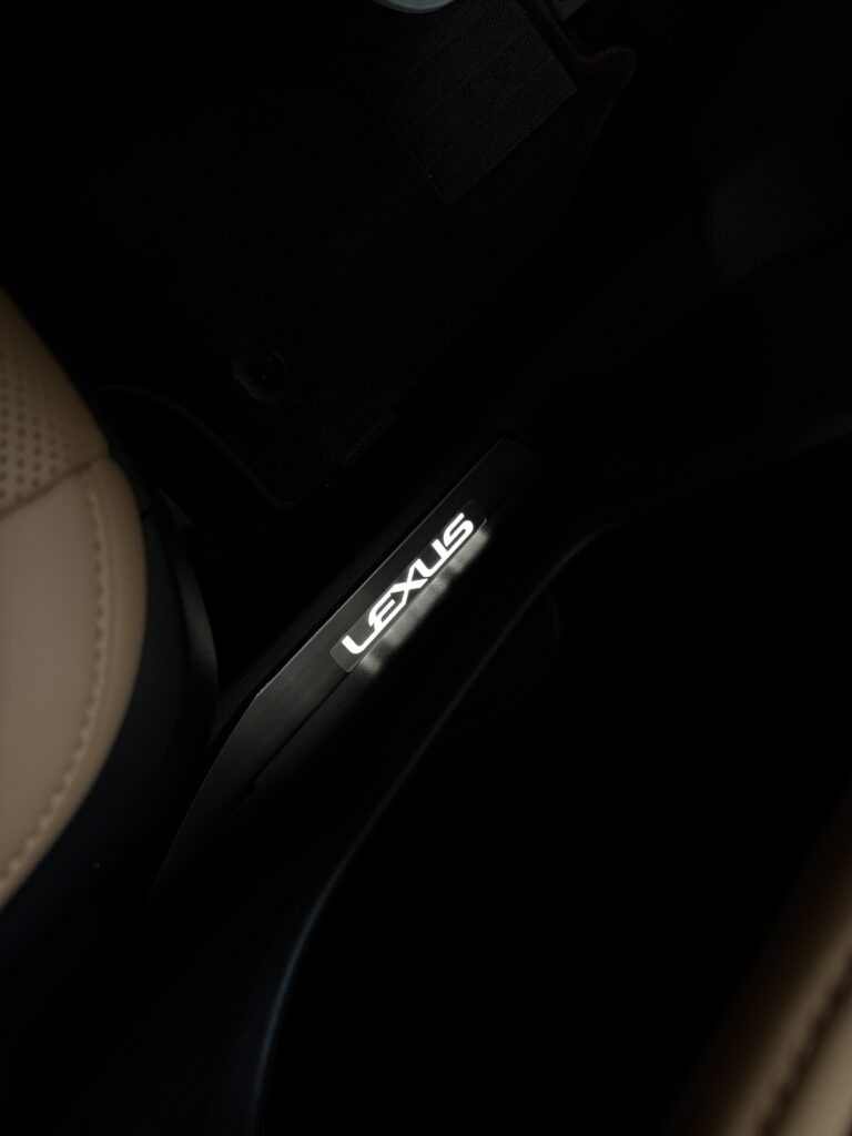 レクサスNX　スカッフイルミ　常時点灯