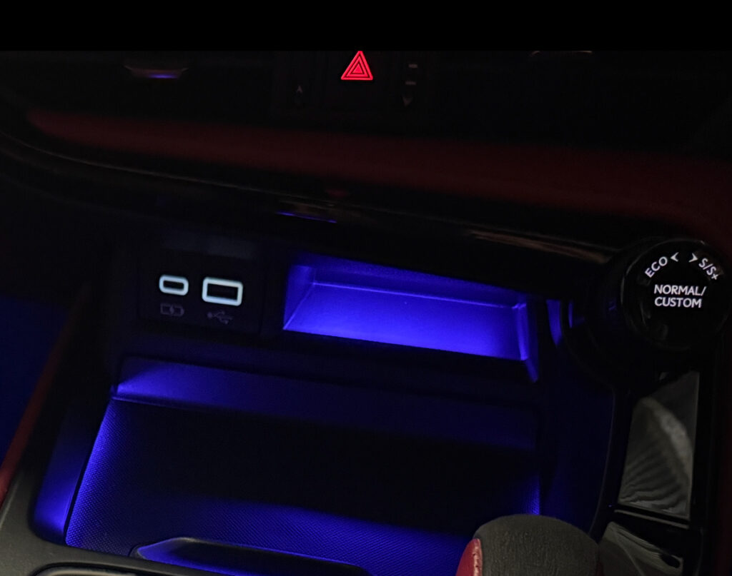 レクサスNX　センタートレイイルミ