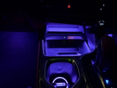 レクサスNX　ステアリングエンブレムイルミ・センタートレイイルミ