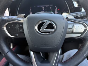 レクサスRX500h　ステアリングエンブレムイルミ施工