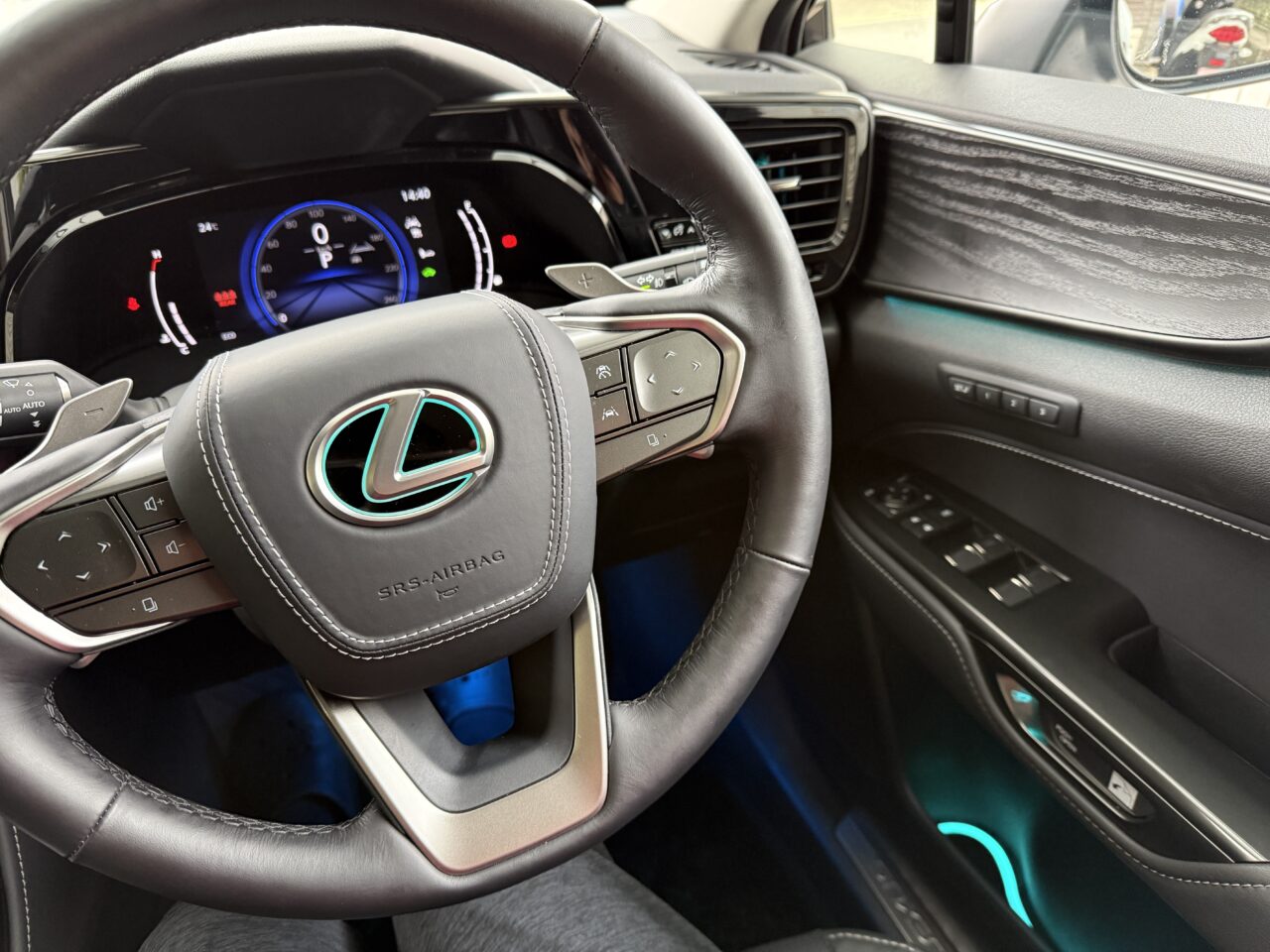 レクサスNX　アンビエントライト　ステアリングエンブレムイルミ