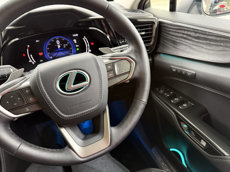 レクサスNX　アンビエントライト　ステアリングエンブレムイルミ