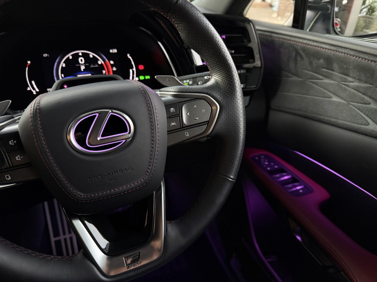 レクサスRX　ステアリングエンブレムイルミ　マルチカラー