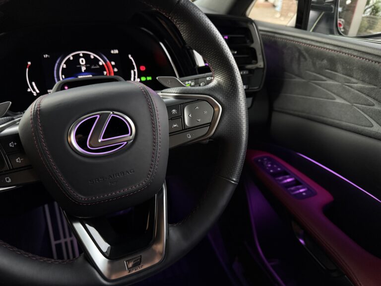 レクサスRX　ステアリングエンブレムイルミ　マルチカラー