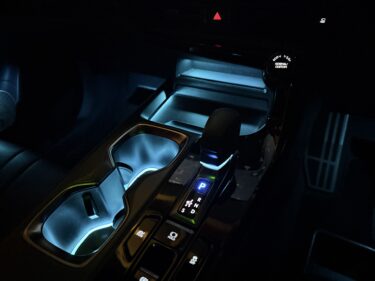 レクサスNX　センタートレイイルミ増設＋オートホールド取付