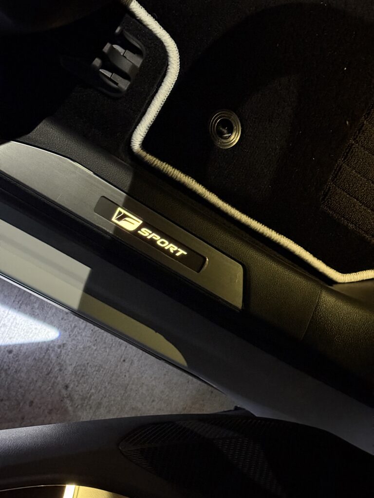 スカッフプレートイルミ　レクサスRX