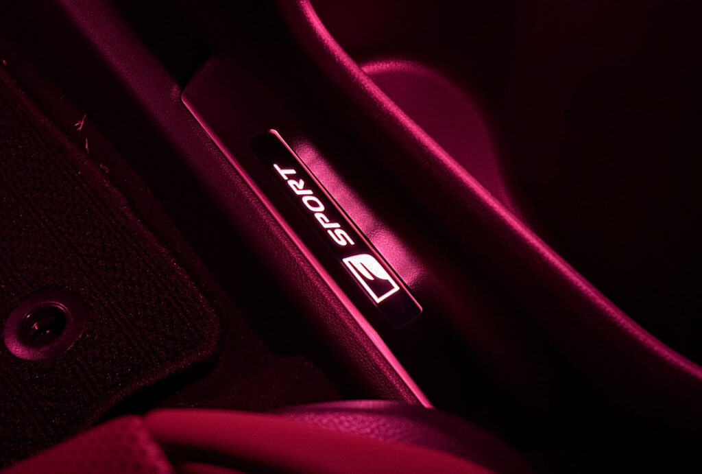 スカッフイルミ　常時点灯　マルチカラー化　レクサスNX