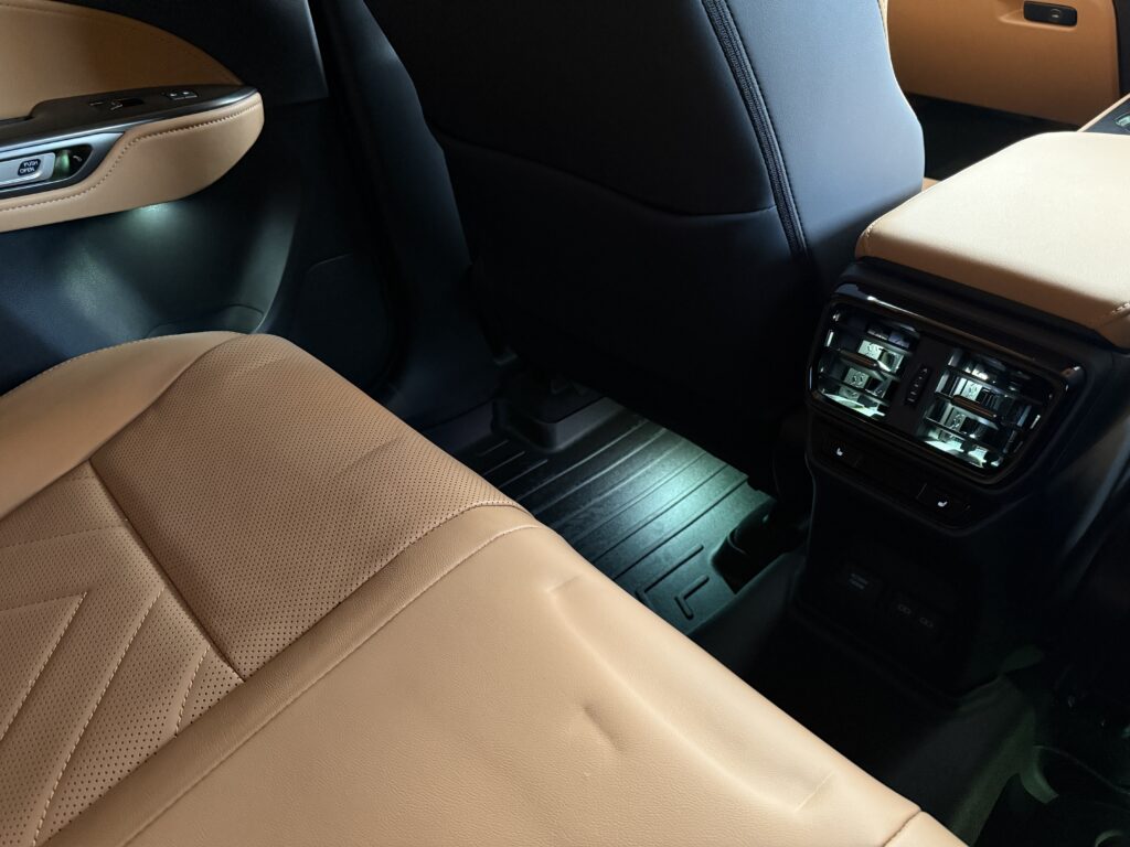 レクサスNX　後席フットライト