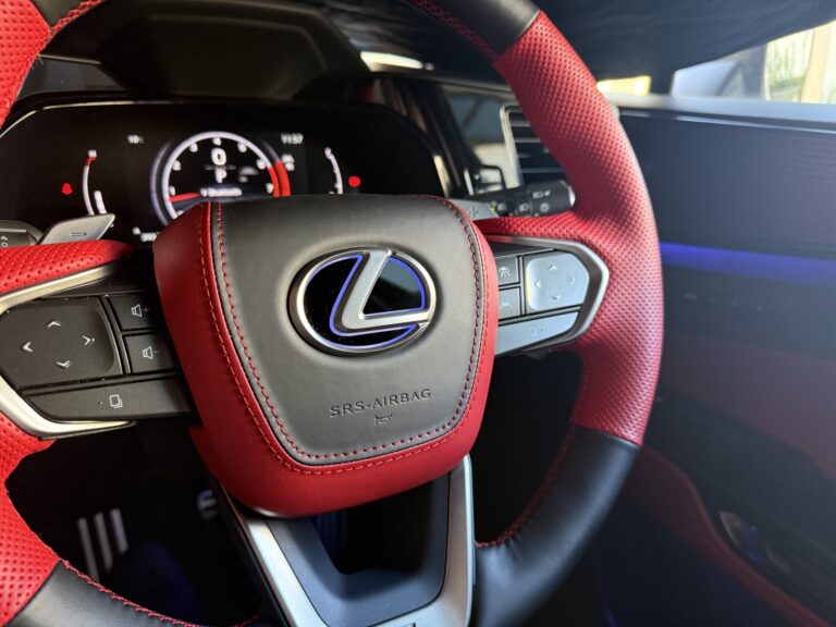 レクサスNX　ステアリングエンブレムイルミ　ホーンパッドレザー貼り