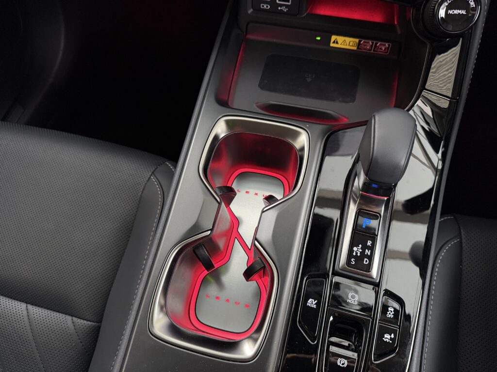 カップホルダーイルミ　レクサスNX