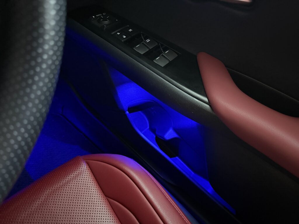 レクサスUX　ドアポケットイルミ