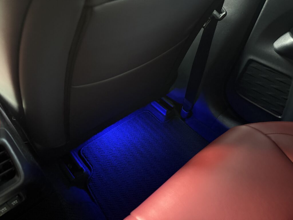 レクサスUX　後席フットライト